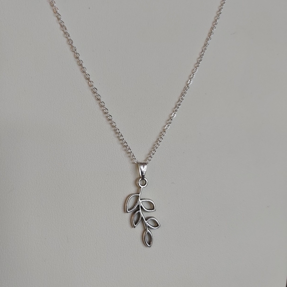 Silver Tone leaf Necklace - Picture 1 of 2
